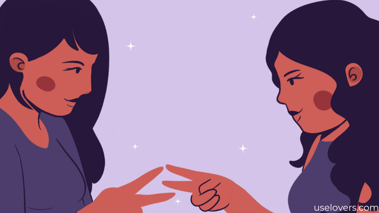 Duas mulheres se olhando e fazendo o geto de tesoura com as mãos