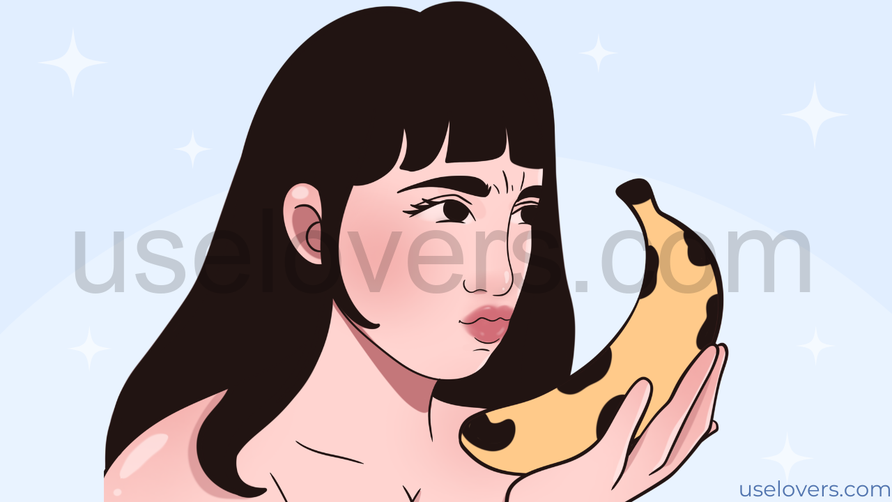 mulher olhando uma banana e fazendo careta