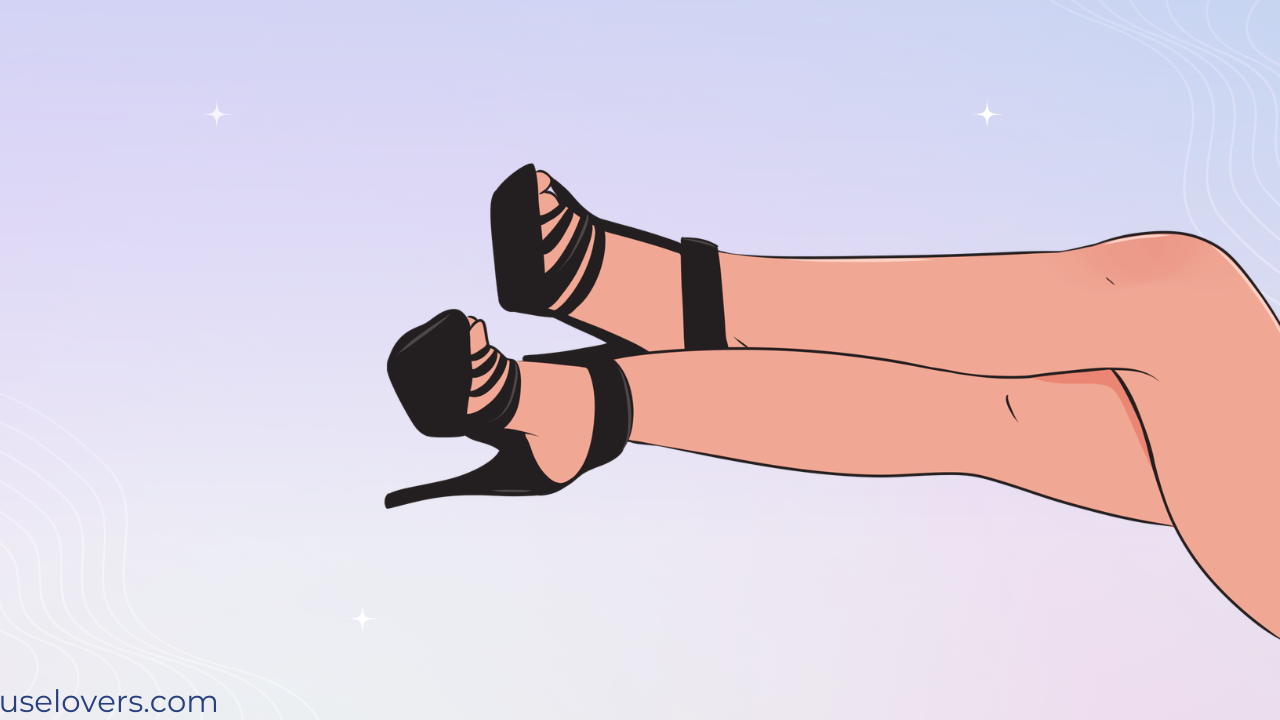 duas pernas femininas com ma sandália preta de salto