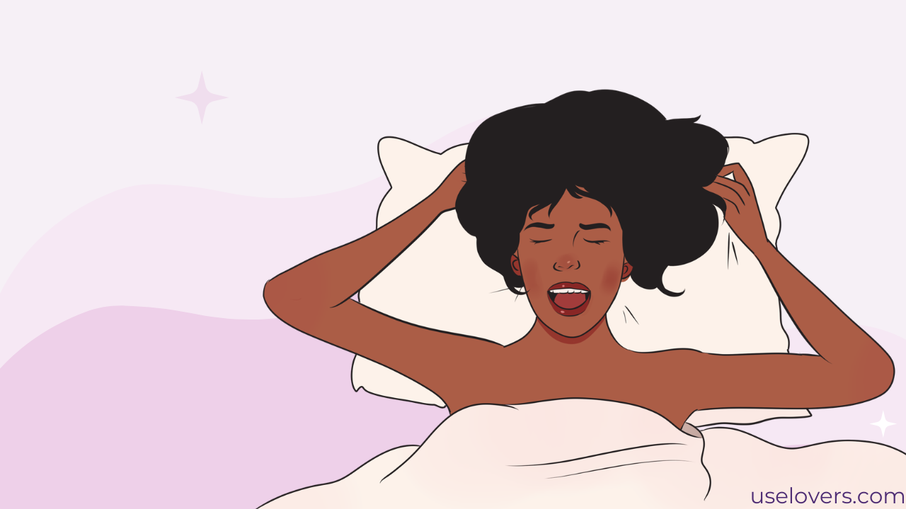 mulher segurando o travesseiro com as duas maõs gritando