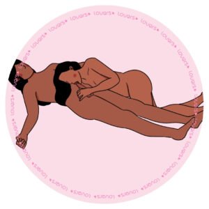 Ilustração da posição sexual Abaixa Aqui com homem deitado de barriga para cima e mulher ao lado apoiando a cabeça em seu abdômen e mãos na região íntima dele.