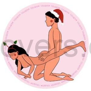 Ilustração da posição sexual Extensora com mulher de quatro no chão e uma perna elevada enquanto parceiro se posiciona por trás entre suas pernas.
