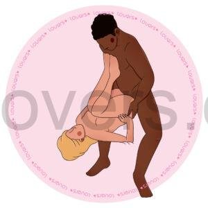 Ilustração da posição sexual Fechadura com mulher deitada na beira da cama e pernas elevadas enquanto parceiro em pé a segura pela cintura.