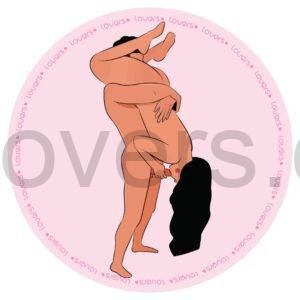 Ilustração da posição sexual Missão Impossível com homem em pé segurando a parceira de cabeça para baixo enquanto praticam sexo oral simultâneo.