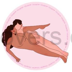Ilustração da posição sexual Toca Uma Pra Mim com mulher deitada de lado enquanto parceiro por trás levanta uma de suas pernas.