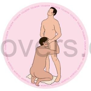 Ilustração da posição sexual Zeus, o homem está em pé com as pernas abertas, enquanto recebe sexo oral de uma pessoa ajoelhada de frente pra ele.