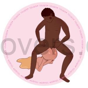 Ilustração da posição sexual Trono do Rei com mulher reclinada apoiada nos ombros e cotovelos enquanto parceiro sentado por cima se posiciona à frente.