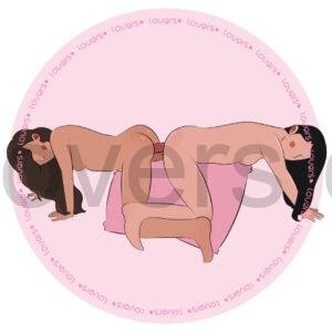 Ilustração da posição sexual Dobradinha com duas mulheres de quatro, costas opostas, utilizando acessório duplo.