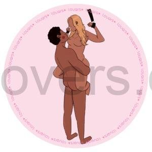 Ilustração da posição sexual Suspensa com mulher em sex swing e braços presos para cima enquanto parceiro a sustenta no colo.