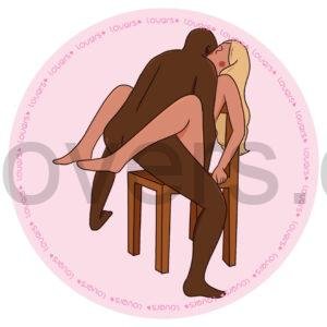 Ilustração da posição sexual Depois do Jantar com mulher sentada na cadeira e pernas elevadas enquanto parceiro em pé a segura pela cintura.