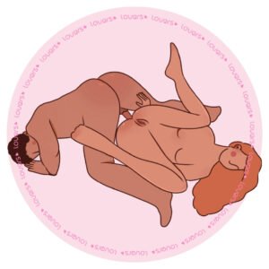 Ilustração da posição sexual Transversal com mulher deitada e joelho flexionado enquanto parceiro, do lado oposto, se posiciona por cima com um joelho apoiado.