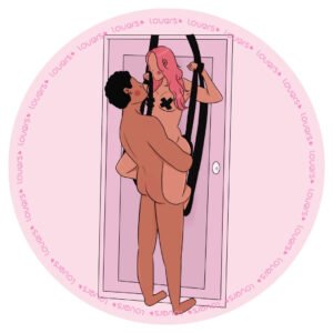 Ilustração da posição sexual Subindo pelas Paredes com mulher suspensa em sex swing de porta enquanto parceiro à frente a segura pela cintura.