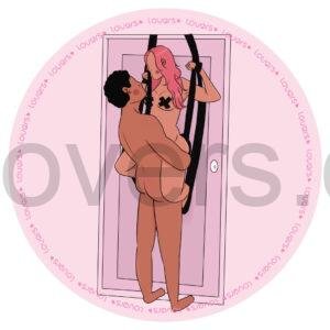 Ilustração da posição sexual Subindo pelas Paredes com mulher suspensa em sex swing de porta enquanto parceiro à frente a segura pela cintura.