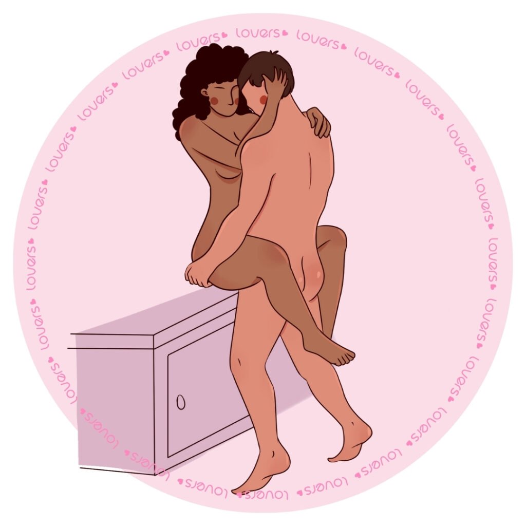 Ilustração da posição sexual Vai uma Rapidinha com mulher sentada sobre móvel abraçando parceiro em pé à sua frente.