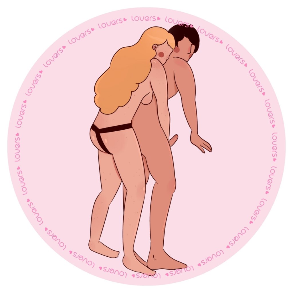 Ilustração da posição sexual Pegging com casal em pé, parceira por trás utilizando cinta enquanto estimula manualmente o parceiro.