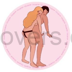 Ilustração da posição sexual Pegging com casal em pé, parceira por trás utilizando cinta enquanto estimula manualmente o parceiro.