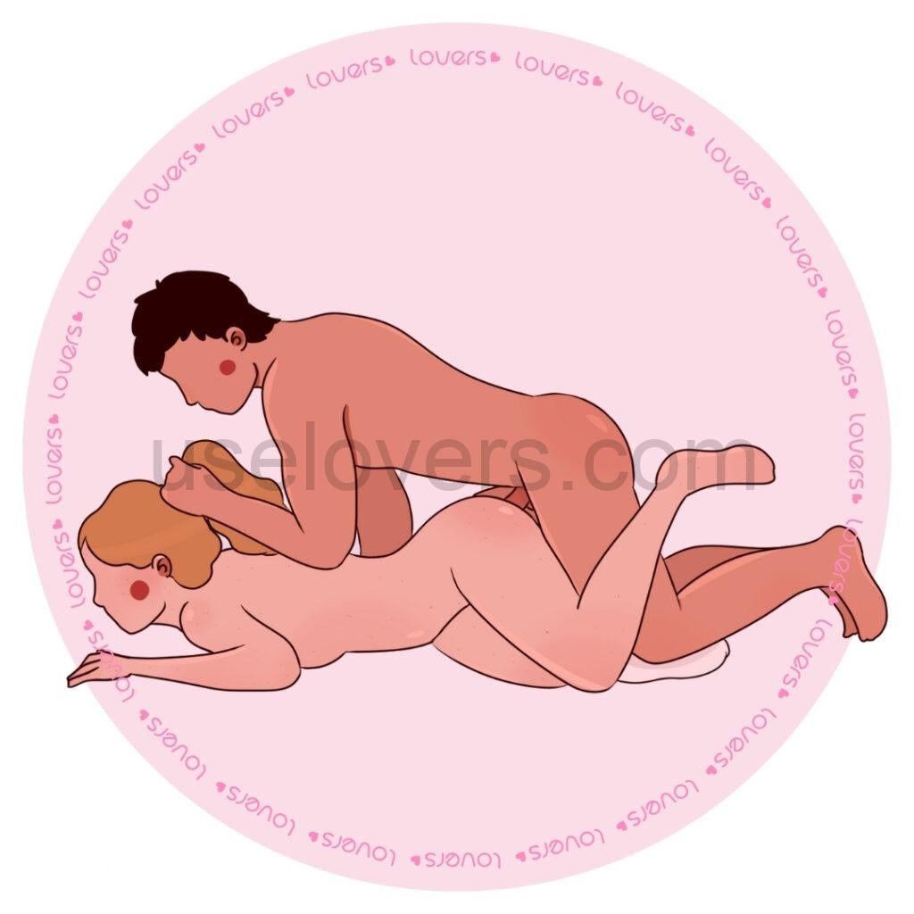 Ilustração da posição sexual Segura de Jeito com mulher de quatro e parceiro ajoelhado por trás, apoiando-se na cama enquanto segura seus cabelos.