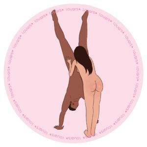 Ilustração da posição sexual Bananeira com pessoa em posição invertida apoiada na parede enquanto parceira em pé à frente realiza estímulo oral.