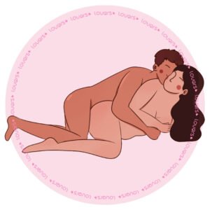 Ilustração da posição sexual De Ladinho com mulher deitada de lado e joelhos flexionados enquanto parceiro a envolve por trás e beija sua orelha.