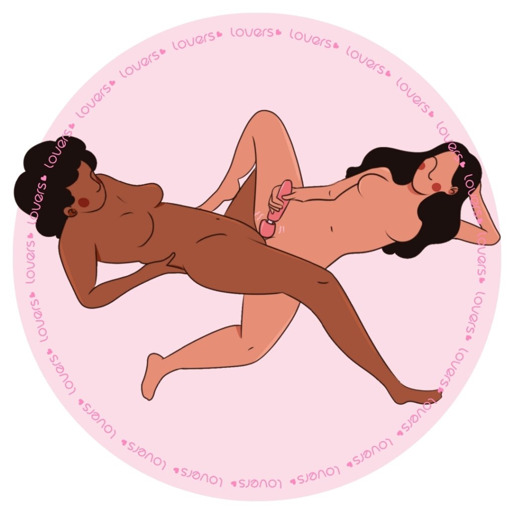 Ilustração da posição sexual Sem Pressa com duas mulheres deitadas frente a frente, região pélvica em contato, enquanto uma utiliza vibrador tipo varinha no clitóris de ambas.