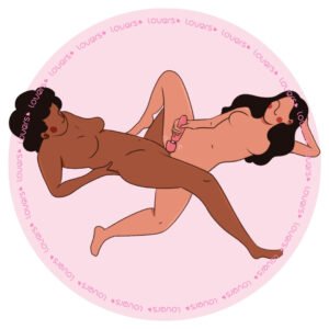 Ilustração da posição sexual Sem Pressa com duas mulheres deitadas frente a frente, região pélvica em contato, enquanto uma utiliza vibrador tipo varinha no clitóris de ambas.