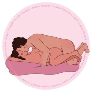 Ilustração da posição sexual Carícias com mulher deitada de frente e quadril lateralizado, homem por cima com joelhos e mãos apoiados na cama.