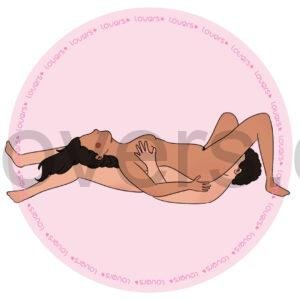 Ilustração da posição sexual 68 com uma pessoa deitada realizando estímulo oral enquanto a outra se posiciona por cima com o corpo voltado para cima.