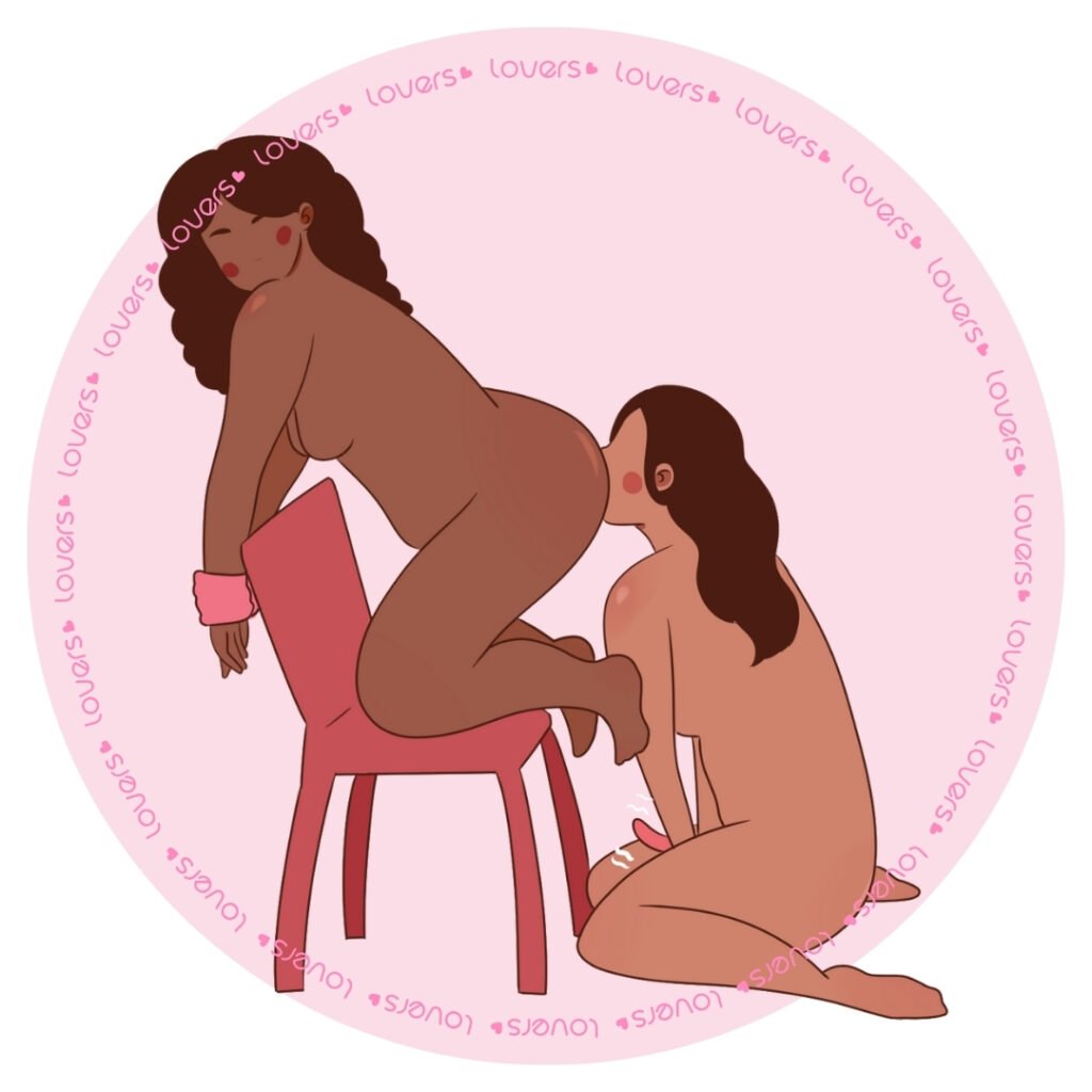 Ilustração da posição sexual Lambidinha com mulher ajoelhada na cadeira e mãos presas ao encosto enquanto outra pessoa ajoelhada à frente realiza estímulo oral anal.