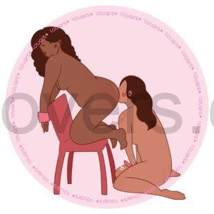 Ilustração da posição sexual Lambidinha com mulher ajoelhada na cadeira e mãos presas ao encosto enquanto outra pessoa ajoelhada à frente realiza estímulo oral anal.