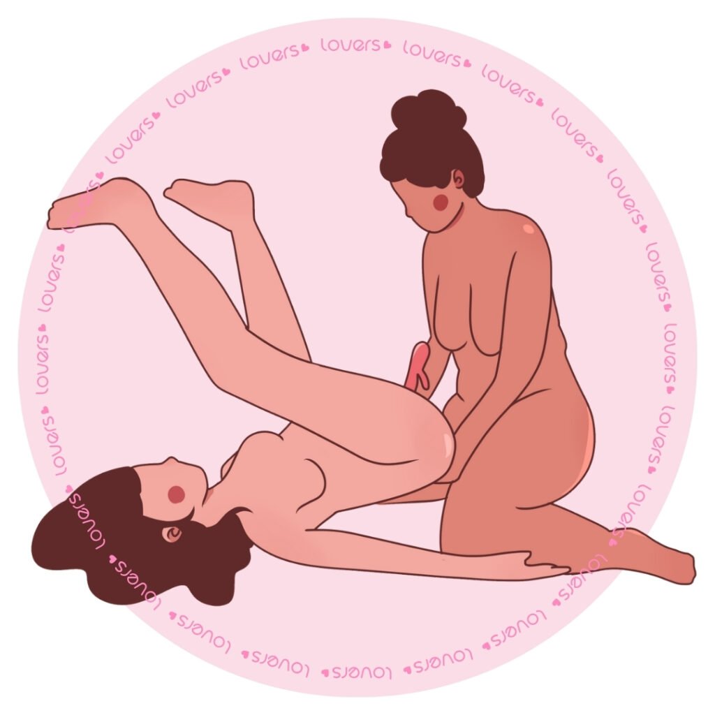 Ilustração da posição sexual Safada com mulher deitada e pernas elevadas enquanto outra pessoa ajoelhada apoia.