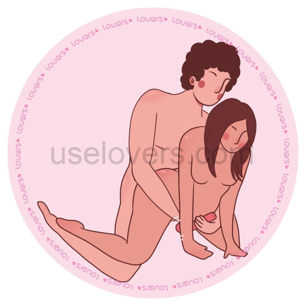 Ilustração da posição sexual Vai Aguentar com mulher de quatro enquanto parceiro ajoelhado por trás utiliza vibrador tipo varinha mágica.