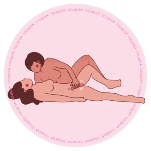 Ilustração da posição sexual No Seu Ritmo com mulher deitada de barriga para cima enquanto outra pessoa, de lado, utiliza vibrador em sua região íntima.