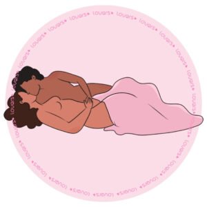 Ilustração da posição sexual Por Baixo dos Lençóis com mulher deitada de barriga para cima enquanto parceiro de lado a beija e realiza estímulo manual.