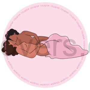 Ilustração da posição sexual Por Baixo dos Lençóis com mulher deitada de barriga para cima enquanto parceiro de lado a beija e realiza estímulo manual.