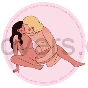 Ilustração da posição sexual Toque com mulher sentada e pernas semi-flexionadas enquanto outra pessoa ajoelhada ao lado utiliza vibrador e a beija.
