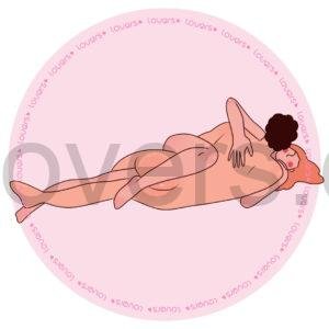 Ilustração da posição sexual Agarradinho com casal deitado de lado frente a frente, com a parceira envolvendo o parceiro com braço e perna.