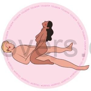 Ilustração da posição sexual Senta Firme com parceiro deitado de pernas abertas enquanto a outra pessoa ajoelhada se posiciona por cima.