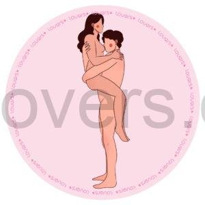 Ilustração da posição sexual Galopada. O Homem está em pé segurando a mulher no colo enquanto beija seus seios.