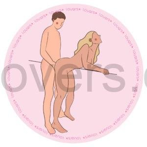 Ilustração da posição sexual Com Apoio com mulher debruçada sobre superfície e pés no chão enquanto parceiro em pé realiza penetração por trás.
