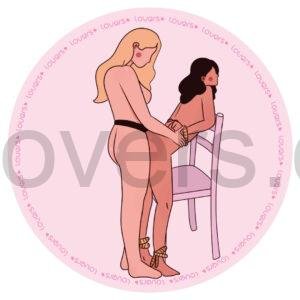 lustração da posição sexual Botadona com mulher apoiada na cadeira de costas enquanto outra pessoa por trás utiliza cinta.