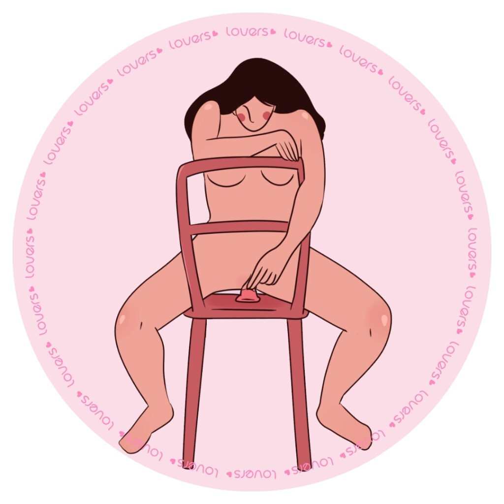 Ilustração da posição sexual Dança da Cadeira com mulher encaixada sobre acessório fixado no assento, pés no chão e braços apoiados no encosto.