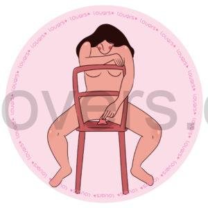Ilustração da posição sexual Dança da Cadeira com mulher encaixada sobre acessório fixado no assento, pés no chão e braços apoiados no encosto.