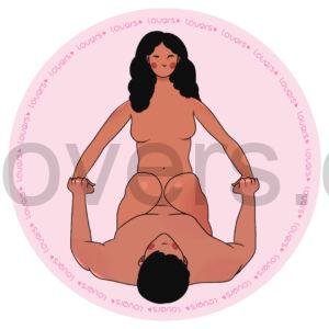 Ilustração da posição sexual Vaqueira com homem deitado e mulher sentada sobre ele, pés apoiados no chão e mãos segurando seus braços erguidos.