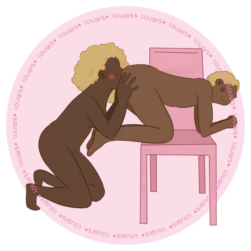 Ilustração da posição sexual Grécia nas Alturas com parceiro apoiado na cadeira enquanto a outra pessoa ajoelhada atrás realiza estímulo oral anal.