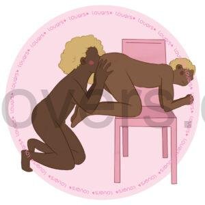 Ilustração da posição sexual Grécia nas Alturas com parceiro apoiado na cadeira enquanto a outra pessoa ajoelhada atrás realiza estímulo oral anal.