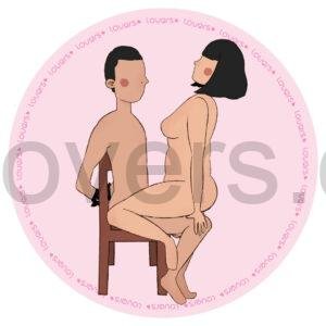 Ilustração da posição sexual Enlaçamento com parceiro sentado na cadeira e mãos presas para trás enquanto a outra pessoa se posiciona sentada de frente sobre ele.
