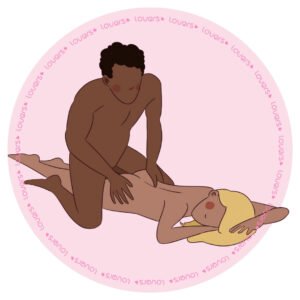 Ilustração da posição sexual O Massagista com mulher deitada de bruços e parceiro ajoelhado por cima realizando penetração com acesso às costas dela.