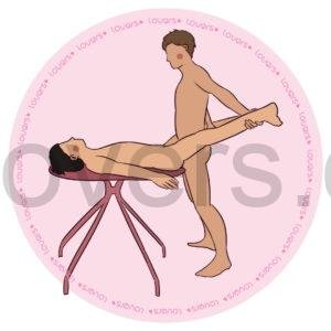 Ilustração da posição sexual Nas Alturas com pessoa deitada na beira da mesa e pernas abertas enquanto parceiro em pé à frente as segura.
