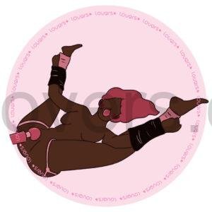 Ilustração da posição sexual Vem com Tudo BDSM com mulher deitada, membros amarrados em posição aberta enquanto parceira utiliza vibrador no clitóris.