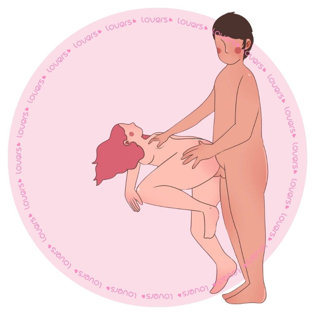 Ilustração da posição sexual Livre Acesso com mulher deitada de lado na beira da cama enquanto parceiro em pé realiza penetração e a acaricia.